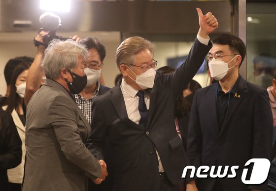 연승&#39; 이재명 &quot;본선직행 소망&quot;…이낙연 &quot;기도하는 마음&quot;(종합)