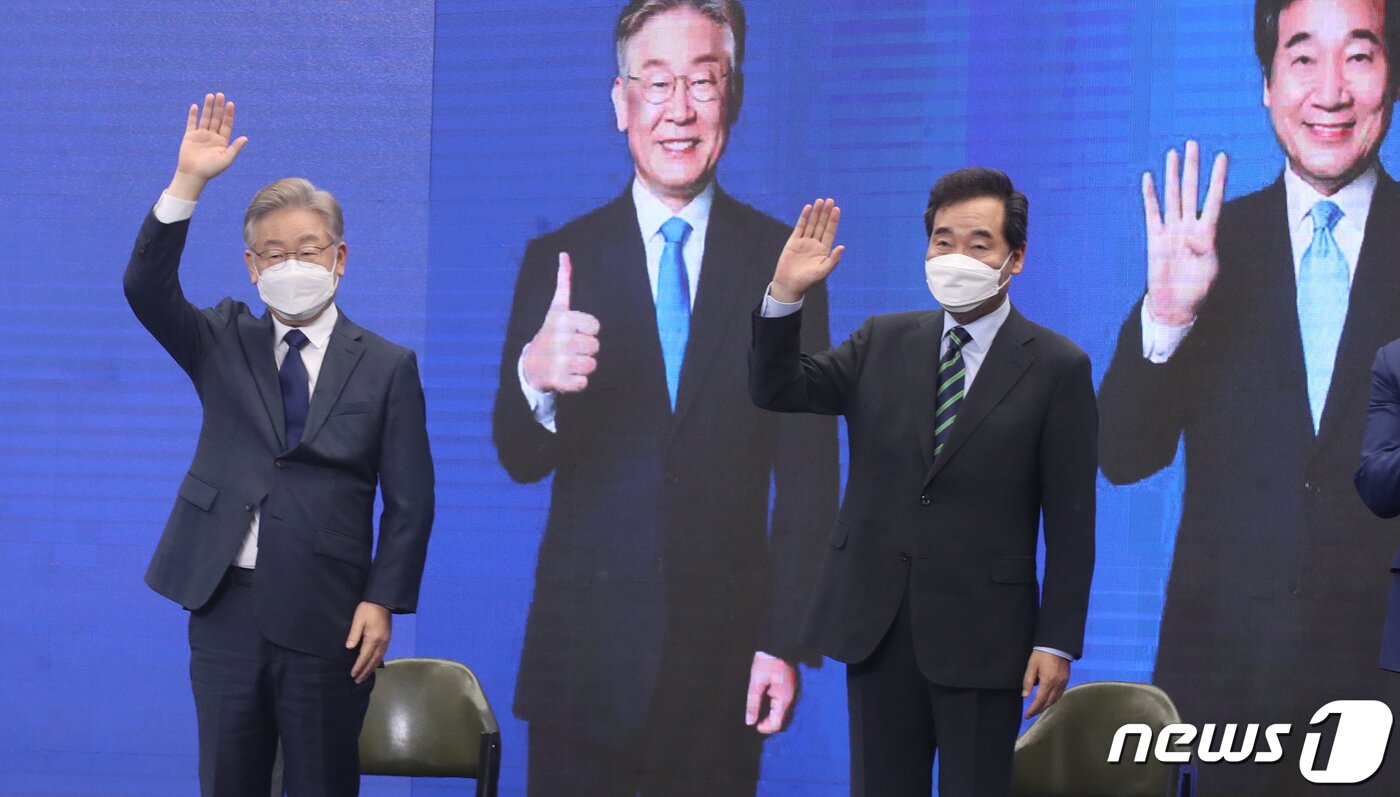본문 이미지 - 이재명(왼쪽), 이낙연 더불어민주당 대선 경선 후보가 2일 오후 부산 동구 부산항컨벤션센터에서 열린 '부산·울산·경남 합동연설회' 결과 발표 후 손을 흔들고 있다. 2021.10.2/뉴스1 ⓒ News1 여주연 기자