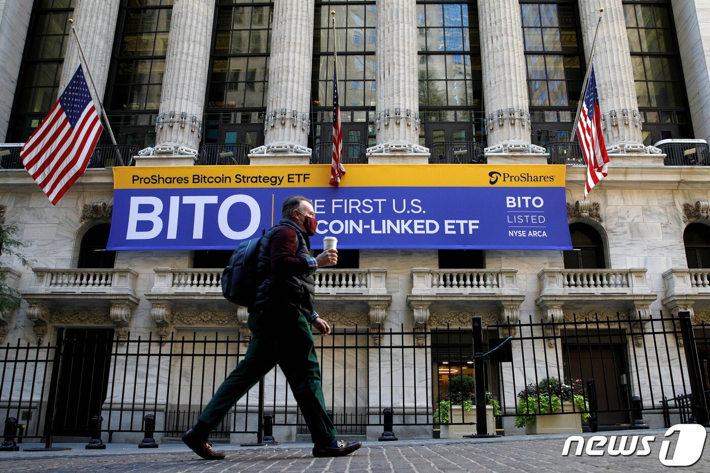 본문 이미지 - 사상 첫 비트코인 상장지수펀드&#40;ETF&#41;가 19일부터 뉴욕증시에서 거래가 시작됐다. 티커는 &#39;비토&#39;다. 이를 축하하는 현수막이 증권거래소 앞에 걸려 있다. ⓒ 로이터=뉴스1 ⓒ News1 박형기 기자