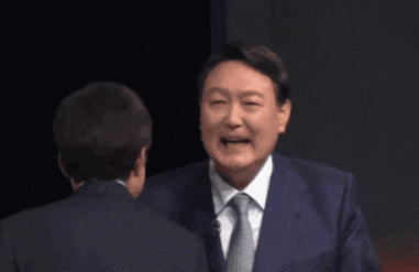 본문 이미지 - 지난 15일 국민의힘 대선경선 후보 맞수토론을 마친 뒤 윤석열 후보가 홍준표 후보 어깨를 툭치는 '짤방'영상이 엄청난 화제를 불러 모았다. 윤 후보 입모양이 마치 '그만해라 아 진짜'라고 말한 것처럼 보여 여러 뒷말을 낳았다. (SNS 갈무리) ⓒ 뉴스1