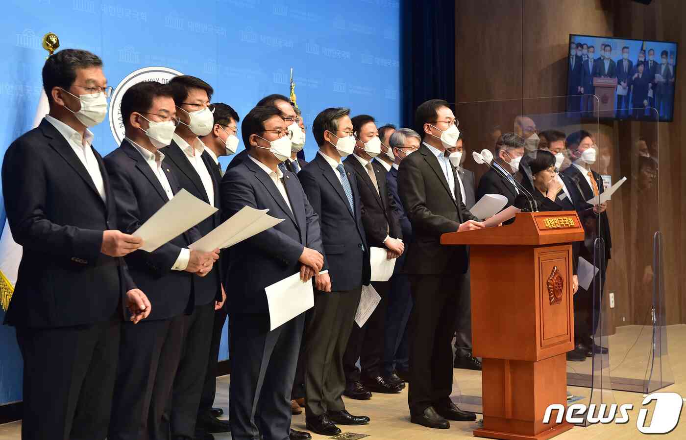 더불어민주당 광주·전남·전북지역 의원들이 20일 서울 여의도 국회 소통관에서 기자회견을 열고, 윤석열 국민의힘 대선 예비 후보의 '전두환 전 대통령이 정치는 잘했다' 발언과 관련해 대선 후보직 사퇴를 촉구하고 있다. 윤 후보는 지난 19일 부산 해운대갑 당원협의회 사무실에서 “전두환 전 대통령이 잘못한 부분이 있지만 군사 쿠데타와 5·18 광주 민주화 운동만 빼면 정치는 잘했다고 말하는 분들이 많다”고 말했다. 논란이 확산되자 윤 후보는 ‘권한 위임’이라는 측면에서 배울 점이 있다는 취지였다고 해명했다. 구윤성 기자