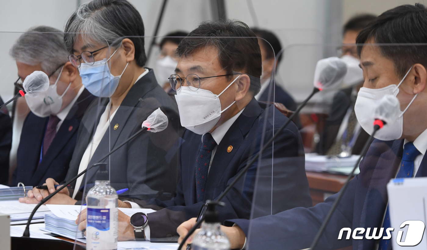 (서울=뉴스1) 오대일 기자 = 권덕철 보건복지부 장관이 20일 서울 여의도 국회에서 열린 보건복지위원회의 보건복지부, 질병관리청 등에 대한 국정감사에서 의원들의 질의에 답변하고 …