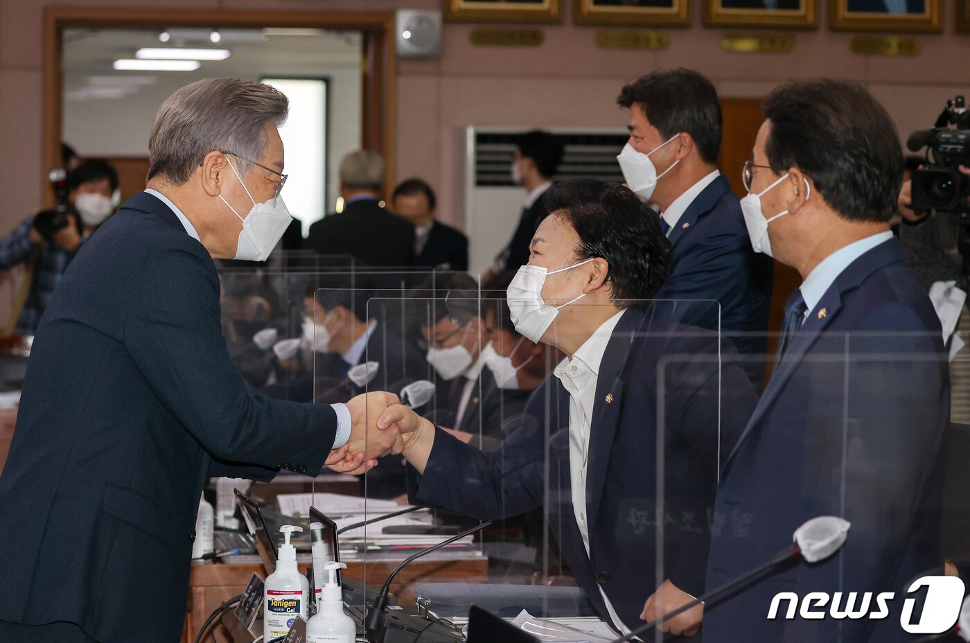 본문 이미지 - 이재명 경기도지사가 20일 경기도 수원시 팔달구 경기도청에서 열린 국회 국토교통위원회의 경기도청에 대한 국정감사에서 문정복 의원을 비롯한 더불어민주당 의원들과 인사를 나누고 있다. 2021.10.20/뉴스1 ⓒ News1 국회사진취재단