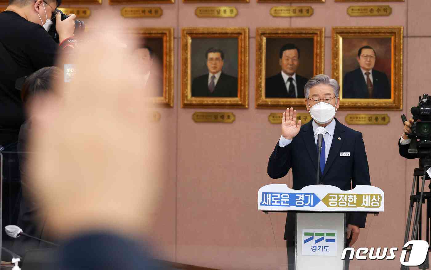 이재명 경기도지사가 20일 경기도 수원시 팔달구 경기도청에서 열린 국회 국토교통위원회의 경기도청에 대한 국정감사에서 증인 선서를 하고 있다. 국회사진취재단
