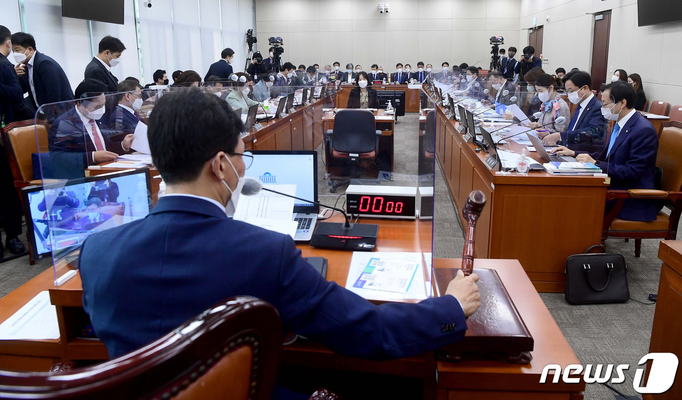 (서울=뉴스1) 구윤성 기자 = 20일 서울 여의도 국회에서 보건복지위원회의 보건복지부와 질병관리청·식품의약품안전청 등에 대한 종합국정감사가 열리고 있다. 20221.10.20/뉴 …