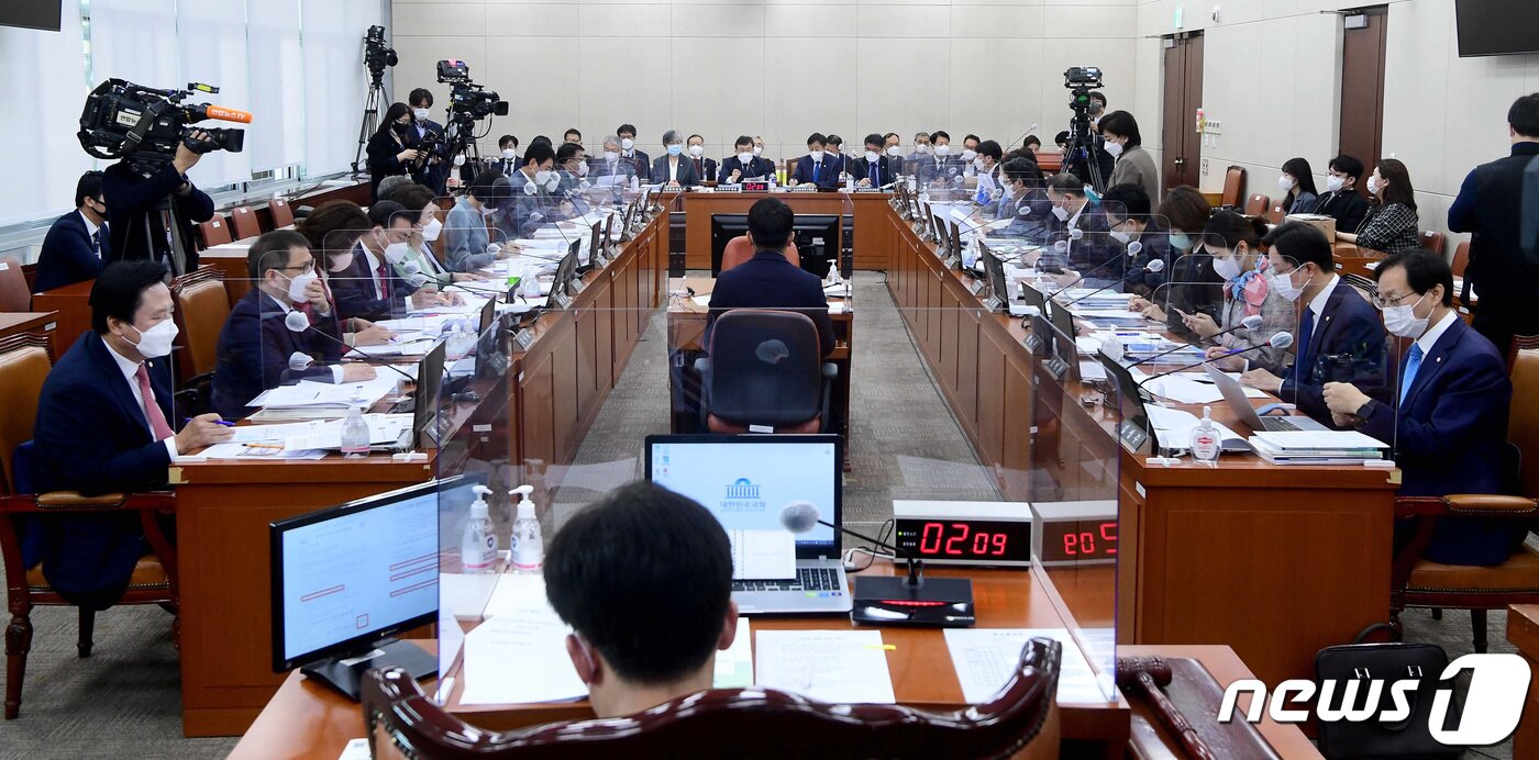 본문 이미지 - 20일 서울 여의도 국회에서 열린 보건복지위원회의 보건복지부와 질병관리청·식품의약품안전청 등에 대한 종합국정감사에서 권덕철 보건복지부 장관이 의원 질의에 답하고 있다. 2021.10.20/뉴스1 ⓒ News1 구윤성 기자
