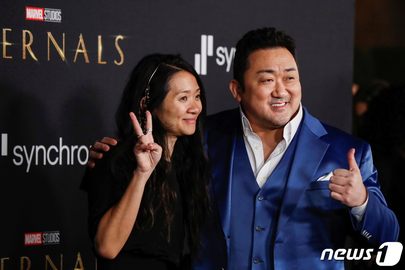 (로스앤젤레스 로이터=뉴스1) 우동명 기자 = 배우 마동석이 18일(현지시간) 캘리포니아주 로스앤젤레스 돌비극장에서 열린 영화 '이터널스' 월드 프리미어 행사서 클로이 자오 감독과 …