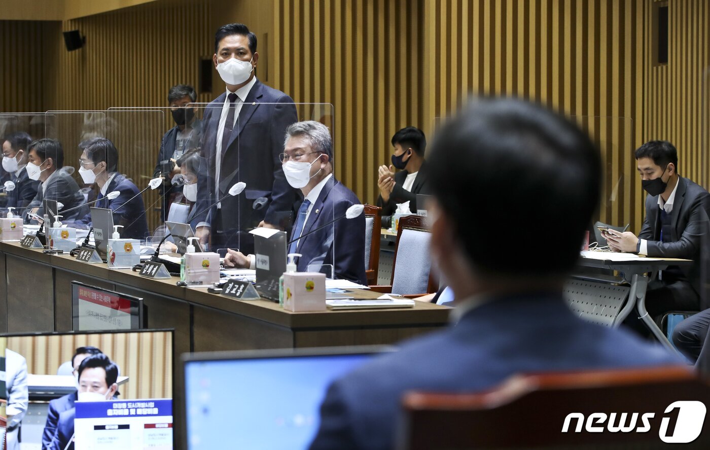 본문 이미지 - 20일 서울시청에서 열린 국회 국토교통위원회의 서울시 국정감사에서 야당 의원들이 오세훈 서울시장에게 대장동 관련 질의를 하자 더불어민주당 박영순 의원이 이헌승 위원장에게 항의하고 있다. 2021.10.20/뉴스1 ⓒ News1 국회사진취재단