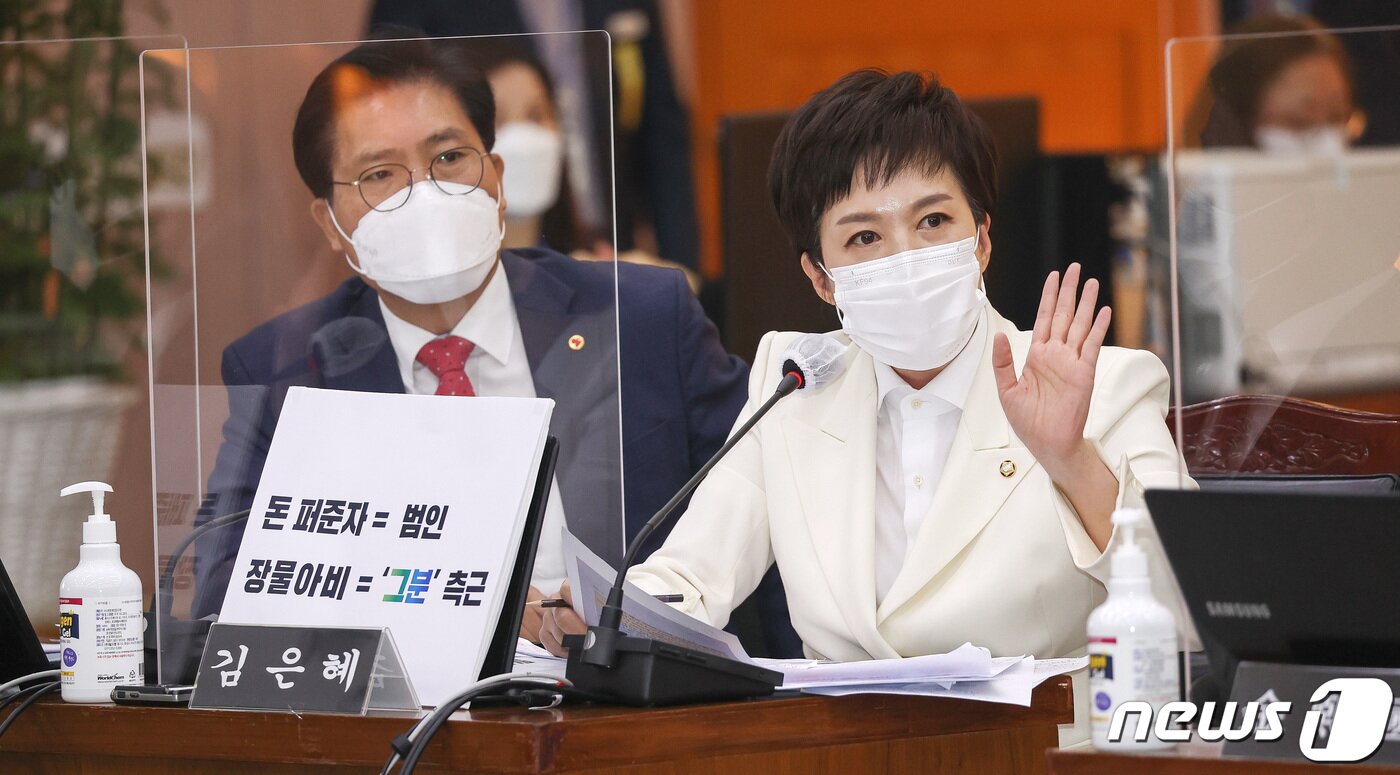 본문 이미지 - 김은혜 국민의힘 의원이 20일 경기도 수원시 팔달구 경기도청에서 열린 국회 국토교통위원회의 경기도청에 대한 국정감사에서 이재명 경기지사에게 질의하고 있다. 2021.10.20/뉴스1 ⓒ News1 국회사진취재단