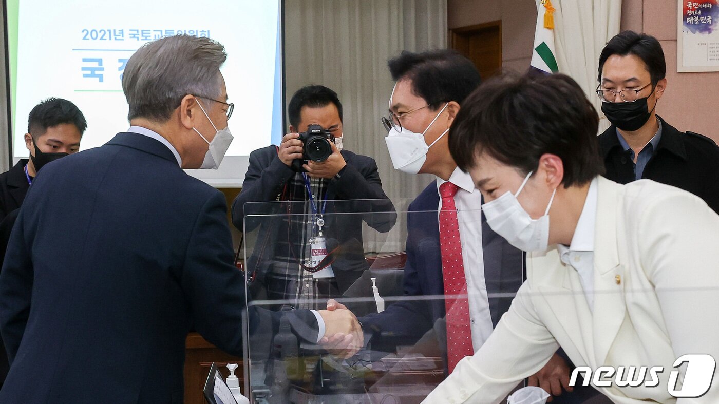 본문 이미지 - 이재명 경기도지사가 20일 경기도 수원시 팔달구 경기도청에서 열린 국회 국토교통위원회의 경기도청에 대한 국정감사에서 오전 질의를 마친 뒤 송석준 국민의힘 간사와 인사를 나누고 있다. 2021.10.20/뉴스1 ⓒ News1 국회사진취재단