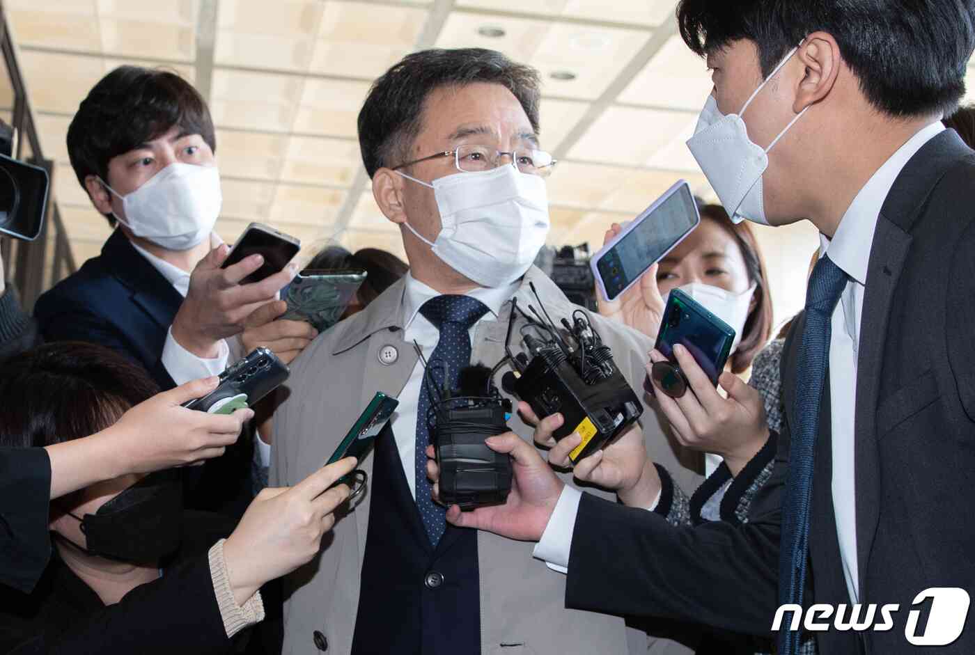 경기 성남시 대장동 개발사업 특혜 의혹의 핵심 인물이자 화천대유의 대주주 김만배 씨가 20일 오후 서울 서초구 서울중앙지방검찰청에 조사를 받기 위해 출석하고 있다. 이재명 기자