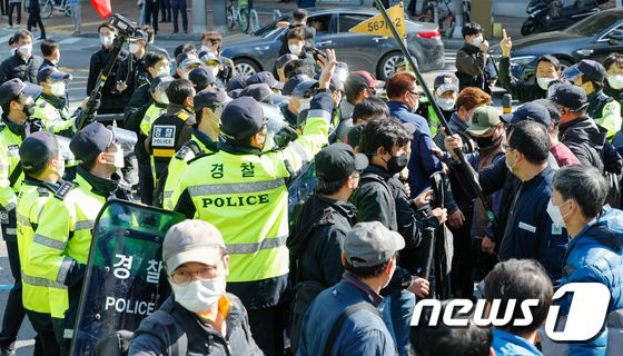 10·20 민주노총 총파업 집회가 열린 20일 오후 서울 중구 민주노총 앞 정동사거리에서 조합원들이 경찰과 대치하고 있다. 안은나 기자