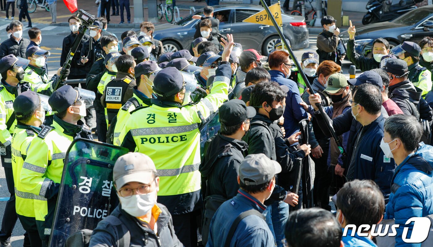 본문 이미지 - 10·20 민주노총 총파업 집회가 열린 20일 오후 서울 중구 민주노총 앞 정동사거리에서 조합원들이 경찰과 대치하고 있다. 안은나 기자