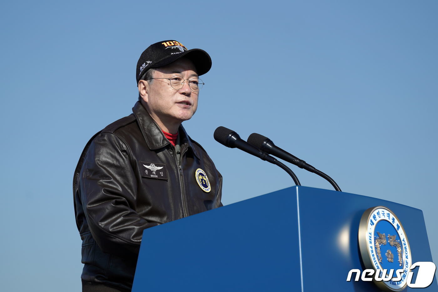 (성남=뉴스1) 이광호 기자 = 문재인 대통령이 20일 경기도 성남시 서울공항에서 열린 2021 서울 국제 항공우주 및 방위산업 전시회(ADEX) 개막 기념행사에 참석해 기념사를 …