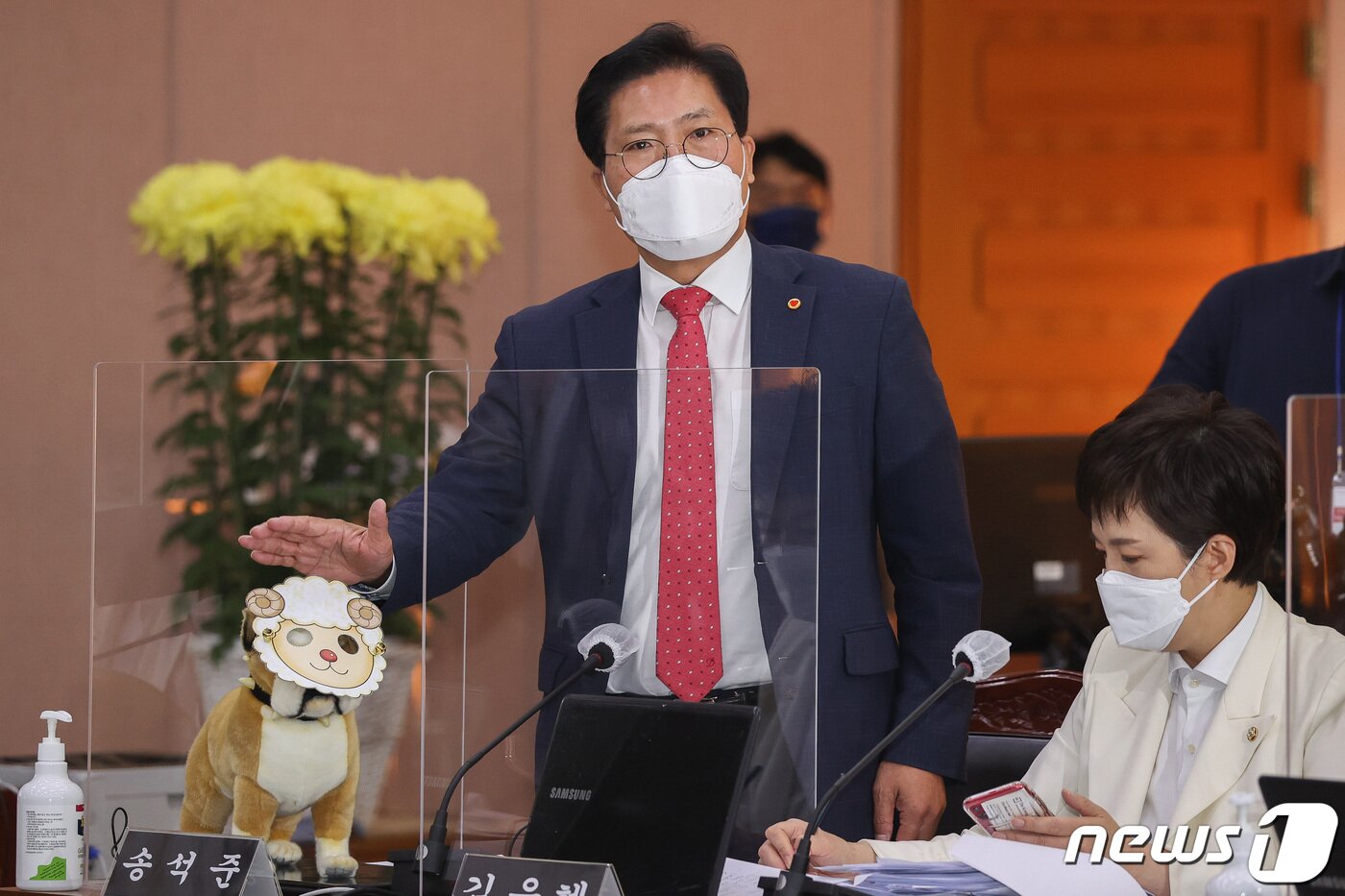 본문 이미지 - 송석준 국민의힘 의원이 20일 경기도 수원시 팔달구 경기도청에서 열린 국회 국토교통위원회의 경기도에 대한 국정감사에서 '대장동 개발 특혜 의혹'을 겨냥한 이른바 '대동이' 인형을 꺼내 질의하고 있다. 2021.10.20 ⓒ 뉴스1 국회사진취재단