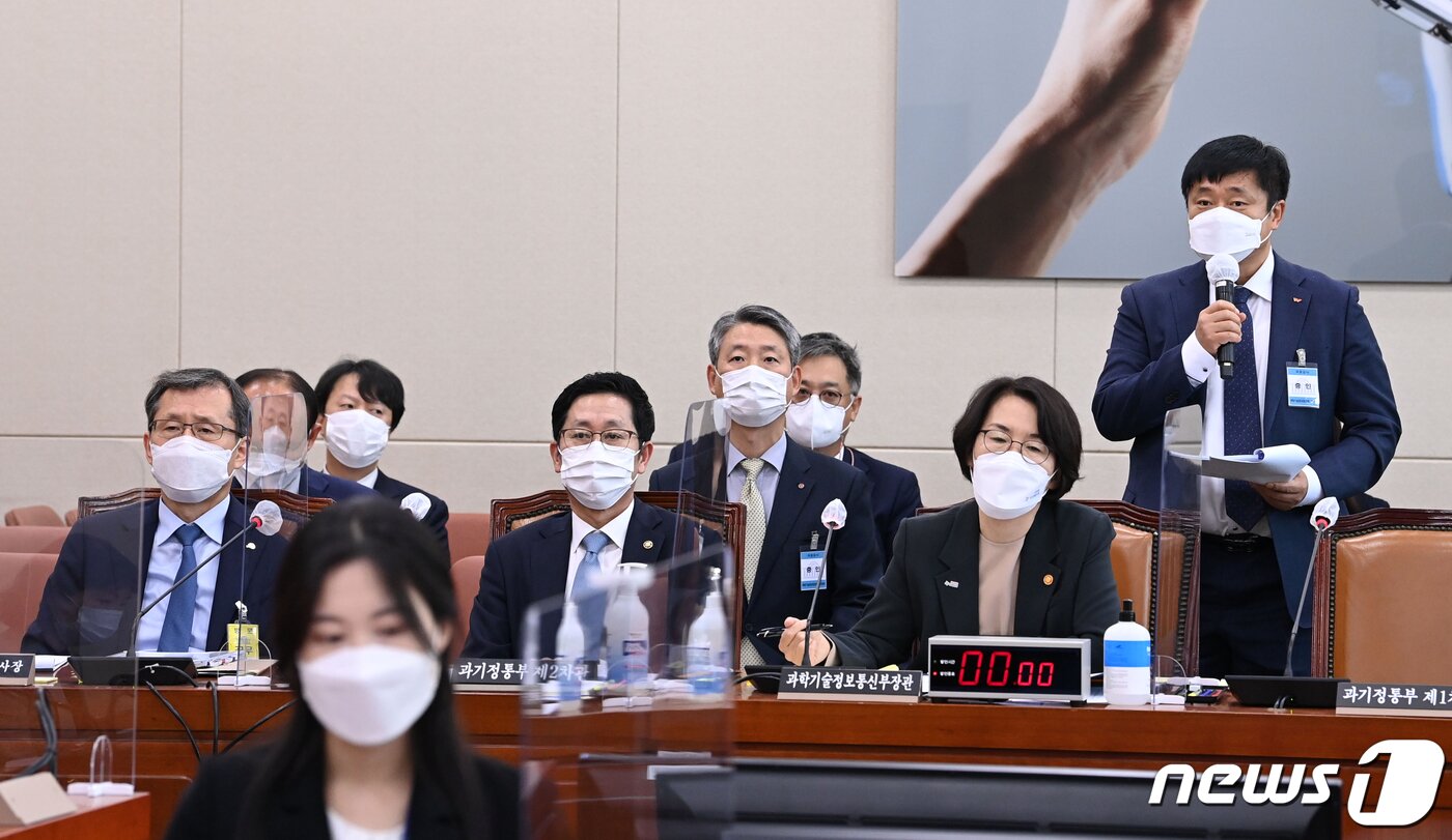 본문 이미지 - 강종렬 SKT인프라 부사장이 20일 오후 서울 여의도 국회에서 열린 과학기술정보방송통신위원회의 과학기술정보통신부 등에 대한 종합감사에서 의원 질의에 답하고 있다. 2021.10.20/뉴스1 ⓒ News1 오대일 기자