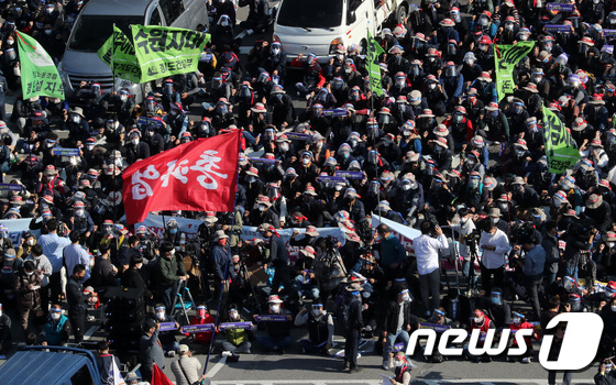 10.20 총파업에 돌입한 민주노총 조합원들이 20일 서울 서대문사거리에서 대규모집회을 위해 모여들고 있다. 이동해 기자