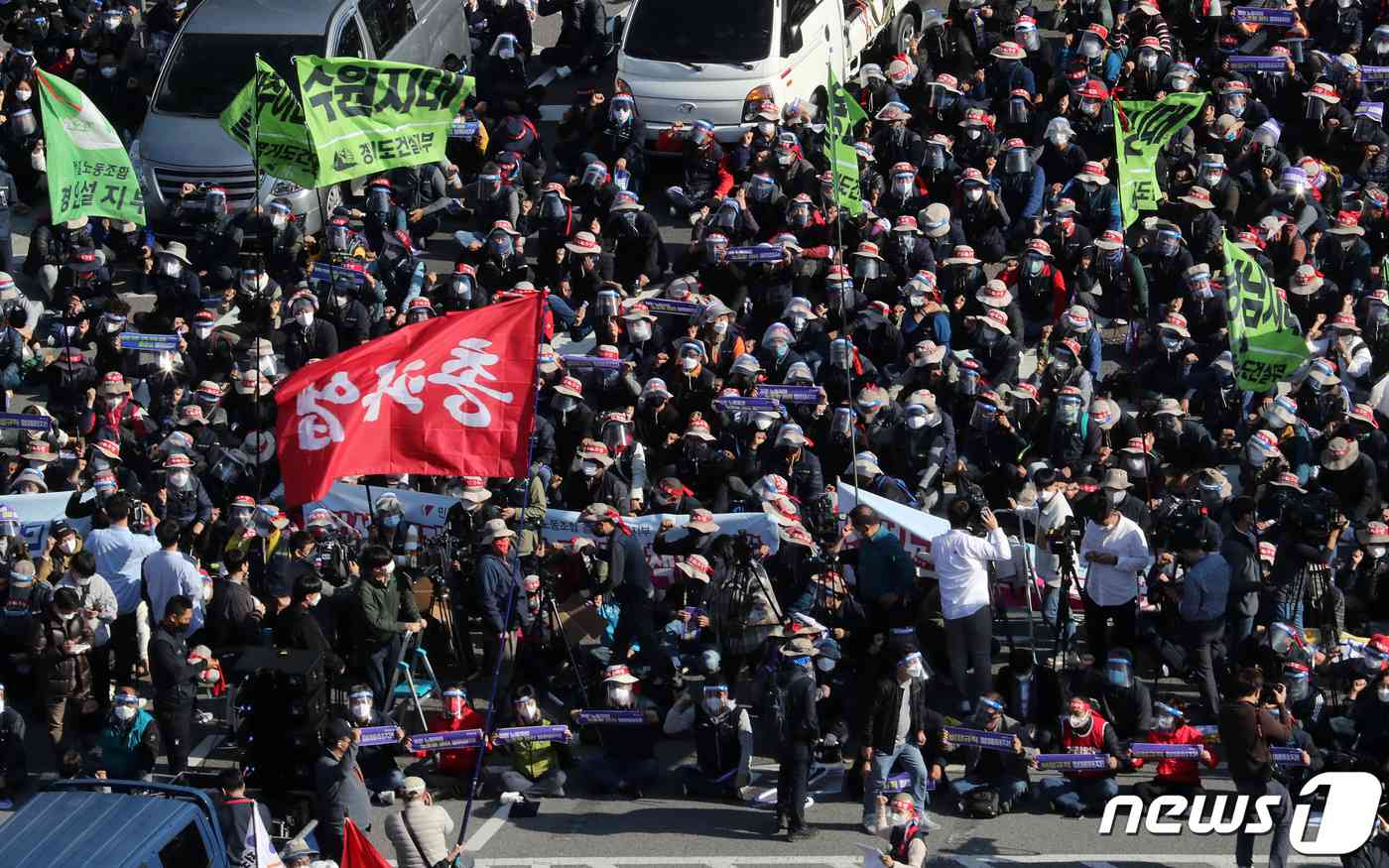 10.20 총파업에 돌입한 민주노총 조합원들이 20일 서울 서대문사거리에서 대규모집회을 위해 모여들고 있다. 이동해 기자