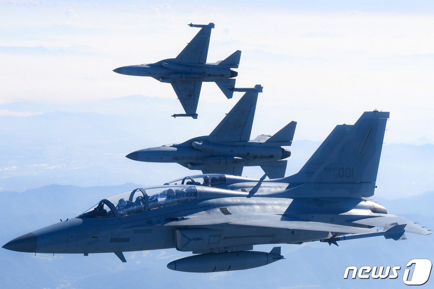 본문 이미지 - 문재인 대통령이 20일 경기도 성남시 서울공항에서 열린 2021 서울 국제 항공우주 및 방위산업 전시회(ADEX) 개막 기념행사에 참석하기 앞서 국산 경공격기 FA-50에 탑승해 영공을 비행하고 있다. 문 대통령이 탑승한 FA-50은 수원 공군기지를 출발해 천안 독립기념관과 서울 현충원, 용산 전쟁기념관 상공을 비행해 서울공항에 도착했다.(국방부 제공) 2021.10.20/뉴스1