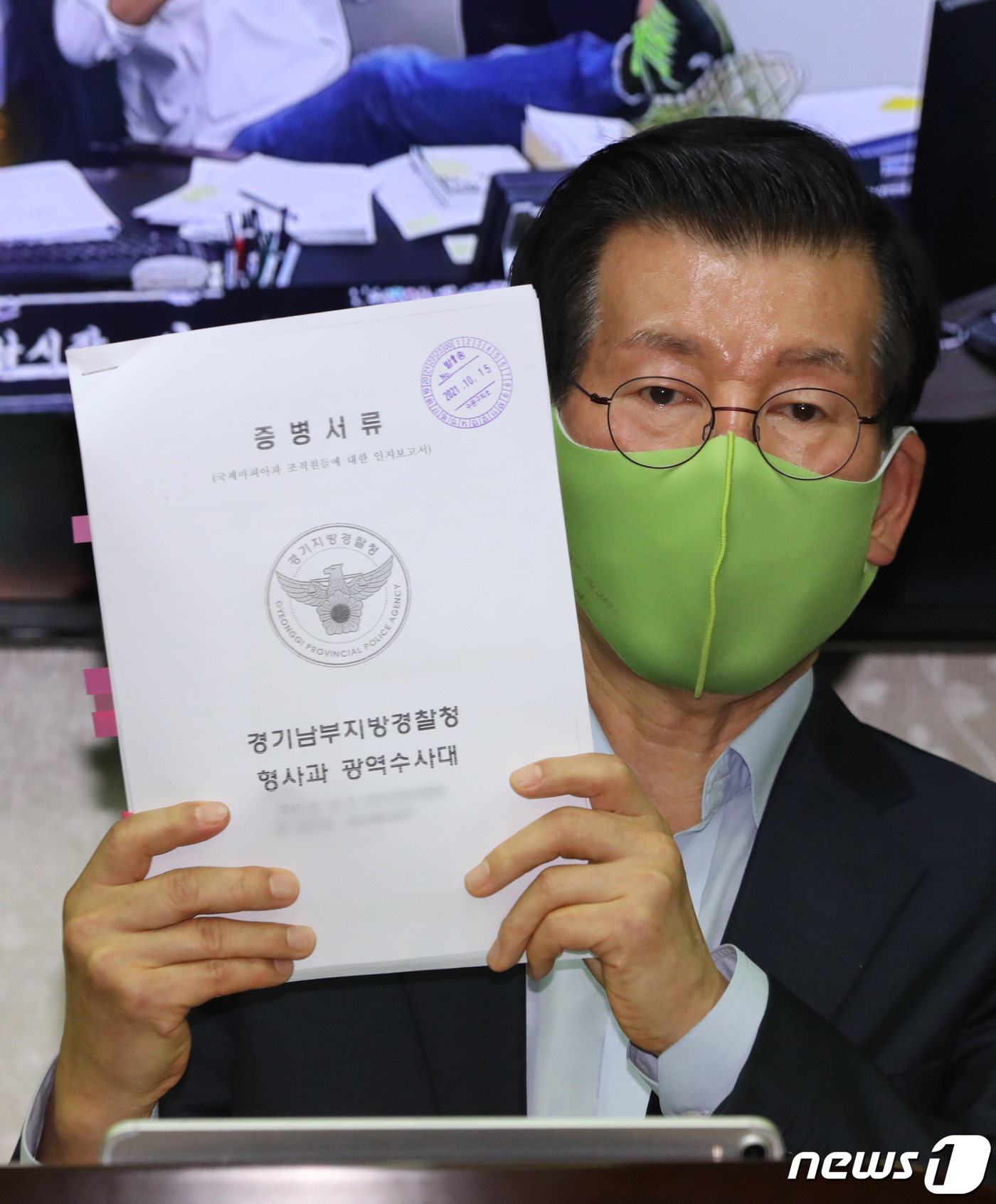 (성남=뉴스1) 김영운 기자 = 20일 오후 경기도 성남시 수정구 법무법인 디지털 사무실에서 장영하 변호사가 박철민의 사실확인서 등을 신뢰 하는 이유에 대해 기자회견을 하고 있다. …