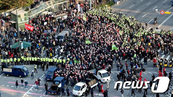 경찰들이 20일 오후 서울 서대문사거리에서 10.20 총파업을 마친 민주노총 조합원들을 인간띠를 둘러 해산시키고 있다. 이동해 기자
