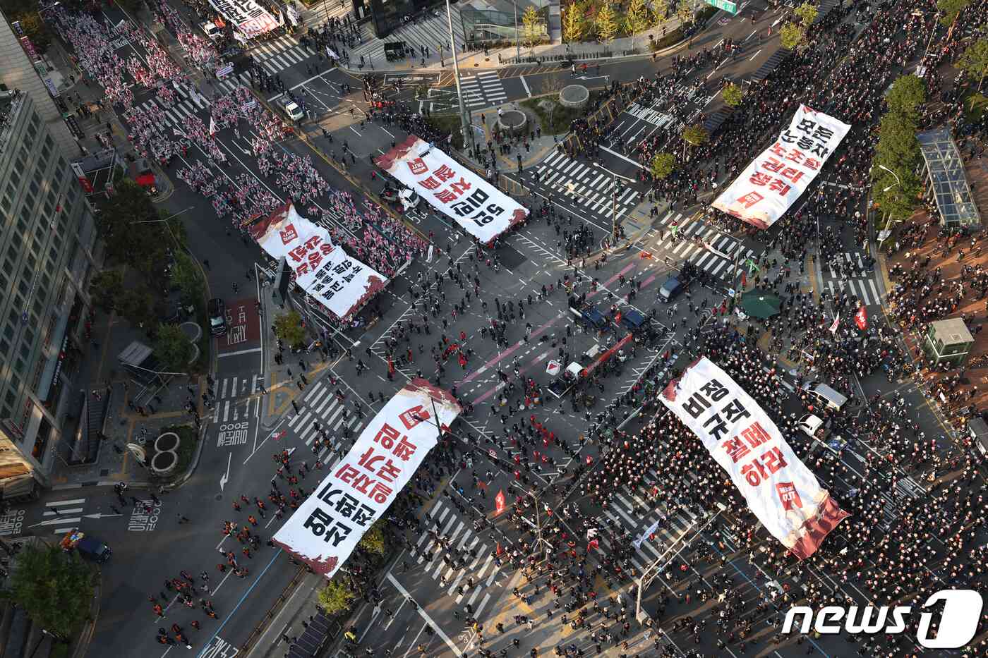 10·20 민주노총 총파업에 참가한 조합원들이 20일 서울 서대문역 사거리에서 '5인 미만 사업장 차별 철폐·비정규직 철폐, 모든 노동자의 노조활동 권리 쟁취' 등을 주장하며 대형 현수막을 펼치며 퍼포먼스를 벌이고 있다. 유승관 기자