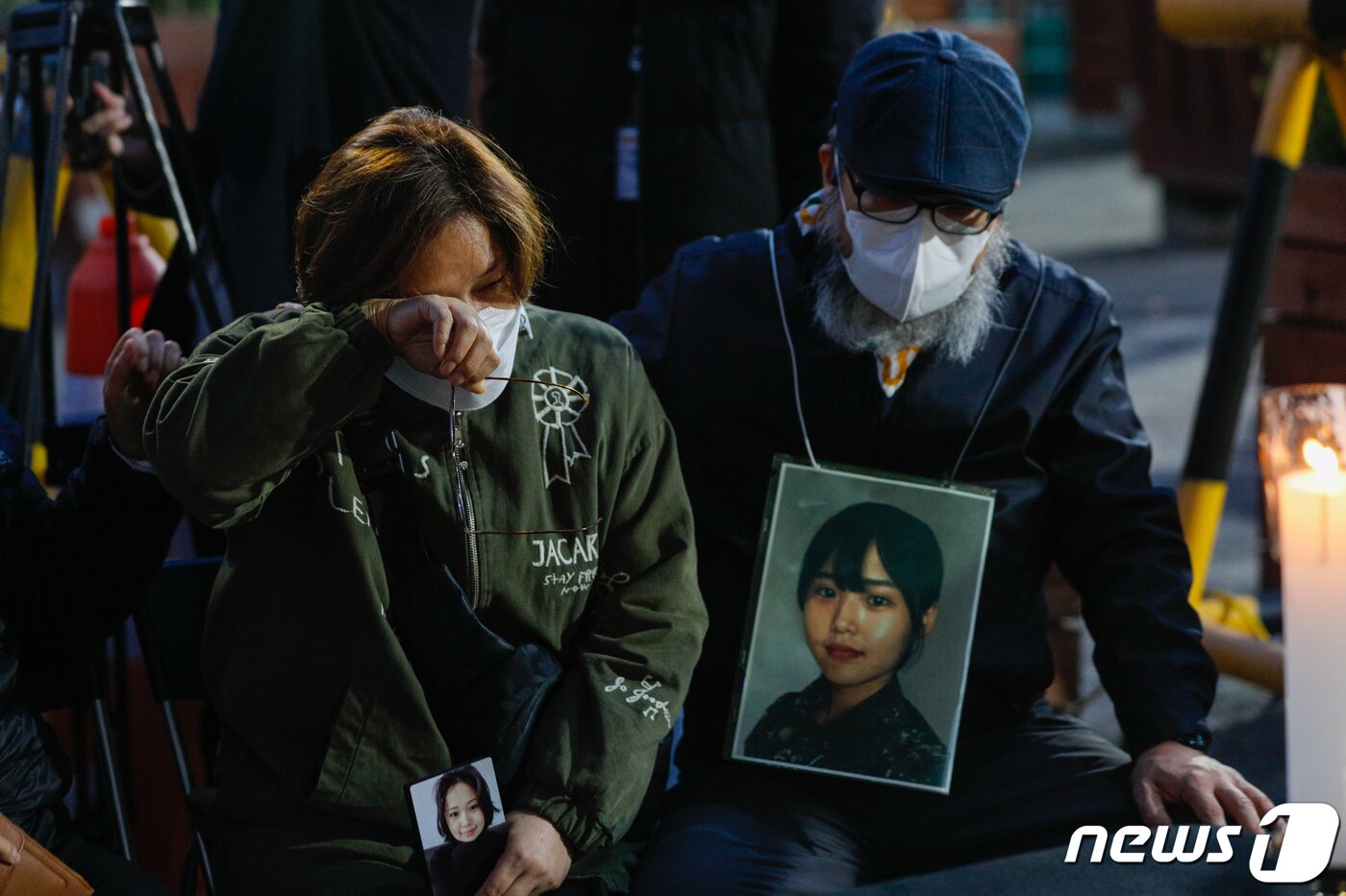 본문 이미지 - 20일 오후 서울 용산구 국방부 앞에 마련된 공군 성추행 피해자 고(故) 이예람 중사 추모 시민분향소에서 이중사의 어머니, 아버지가 슬픔에 잠겨 있다. 2021.10.20/뉴스1 ⓒ News1 안은나 기자