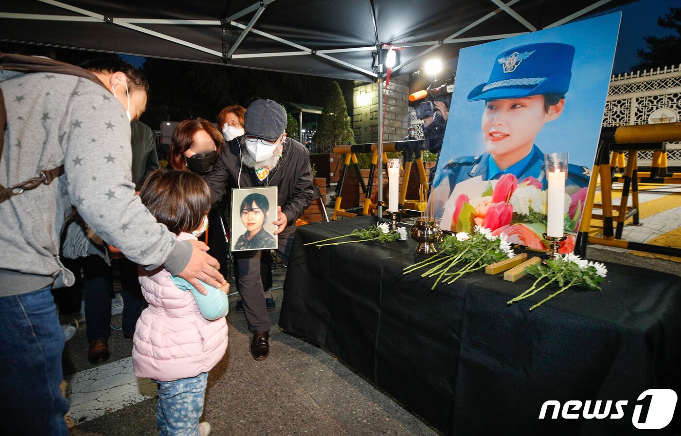 본문 이미지 - 20일 오후 서울 용산구 국방부 앞에 마련된 공군 성추행 피해자 고(故) 이예람 중사 추모 시민분향소를 찾은 시민들이 조문하고 있다. 2021.10.20/뉴스1 ⓒ News1 안은나 기자