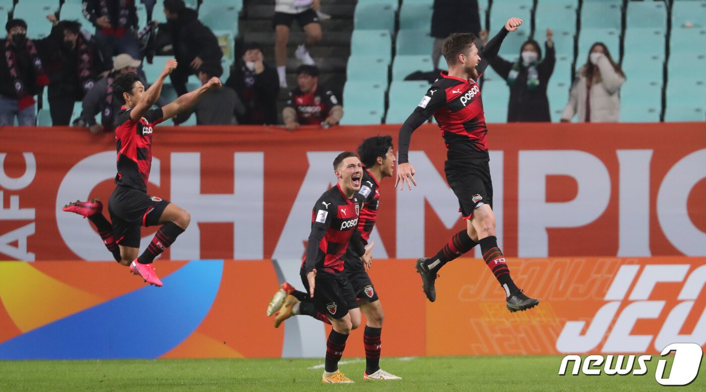본문 이미지 - 20일 전북 전주시 전주월드컵경기장에서 열린 '2021 아시아축구연맹(AFC) 챔피언스리그(ACL) 4강전 울산 현대와 포항 스틸러스의 경기에서 포항 그랜트가 동점골을 넣은 후 환호하고 있다. 2021.10.20/뉴스1 ⓒ News1 유경석 기자