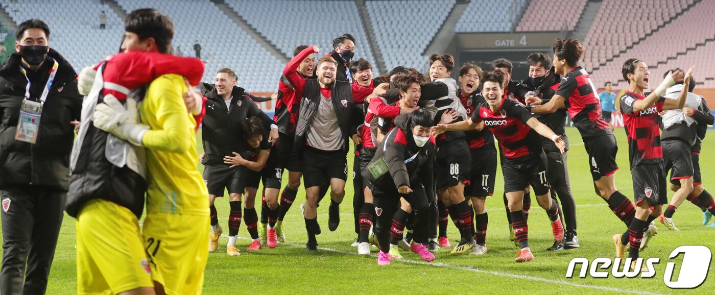 본문 이미지 - 20일 전북 전주시 전주월드컵경기장에서 열린 '2021 아시아축구연맹(AFC) 챔피언스리그(ACL) 4강전 울산 현대와 포항 스틸러스의 경기에서 승부차기 끝에 승리한 포항 선수들이 기쁨을 만끽하고 있다. 2021.10.20/뉴스1 ⓒ News1 유경석 기자