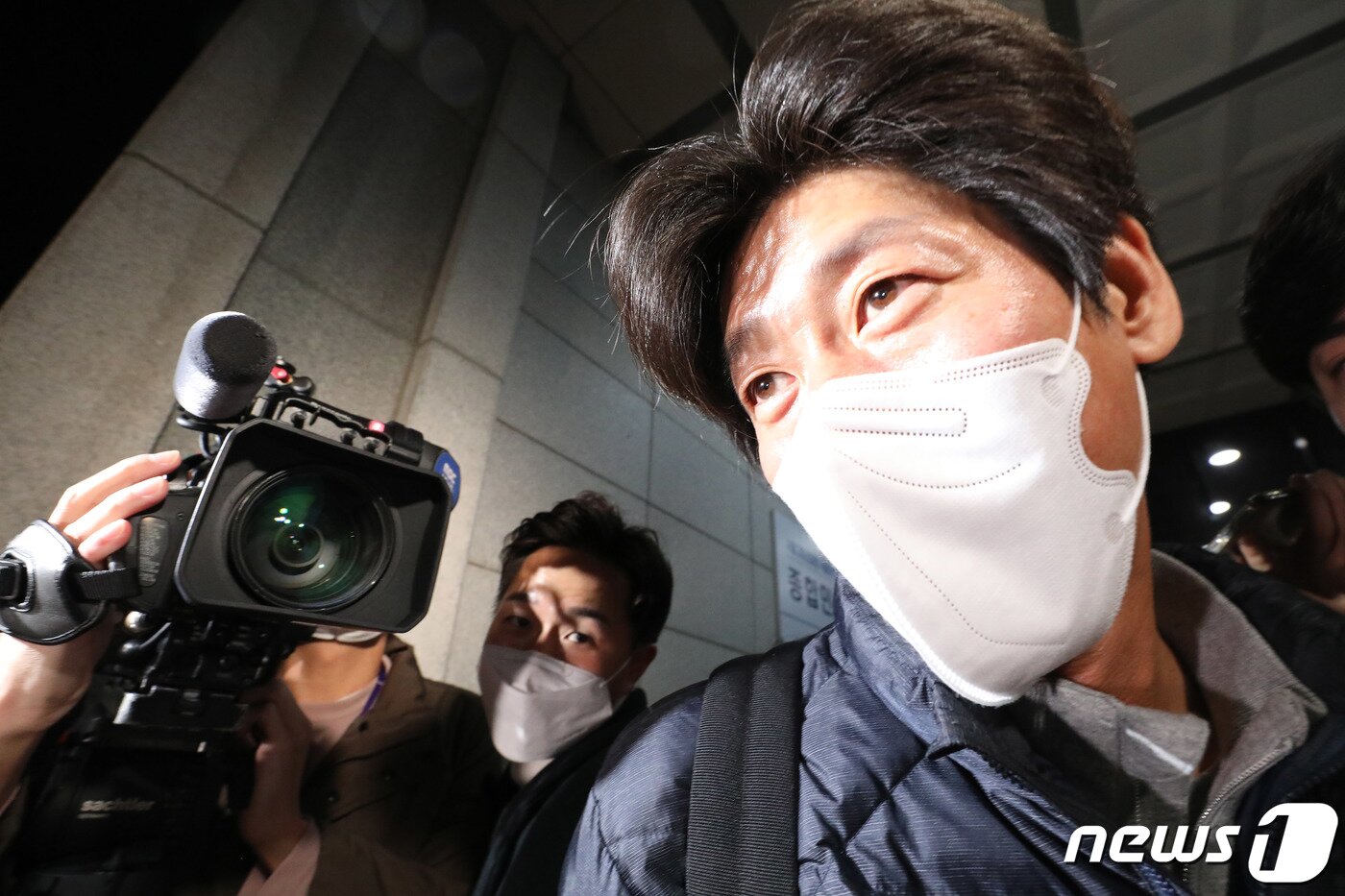 본문 이미지 - 경기 성남시 대장동 개발 특혜 의혹의 핵심인물 중 한 명인 남욱 변호사가 20일 밤 서울 서초구 서울중앙지방검찰청에 서 조사를 받은 뒤 귀가하고 있다. 박정호 기자
