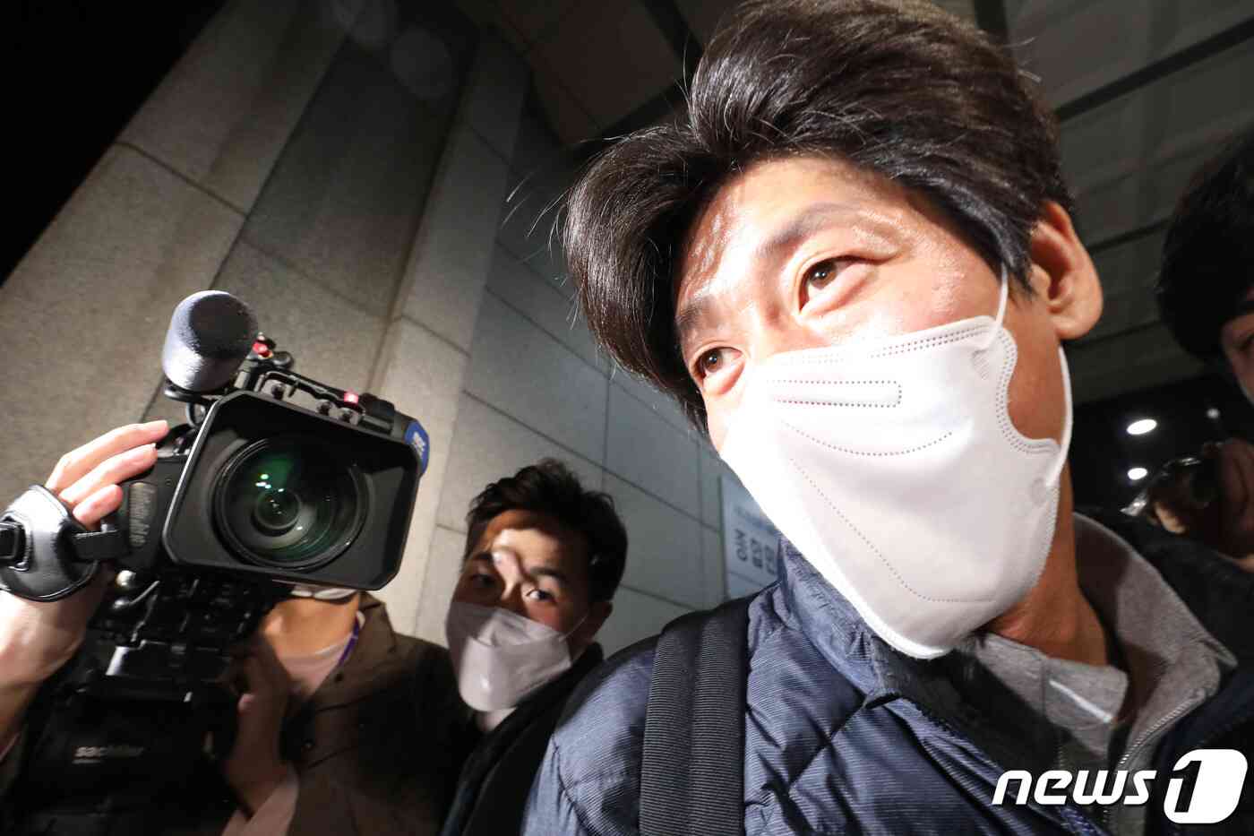 경기 성남시 대장동 개발 특혜 의혹의 핵심인물 중 한 명인 남욱 변호사가 20일 밤 서울 서초구 서울중앙지방검찰청에 서 조사를 받은 뒤 귀가하고 있다. 박정호 기자
