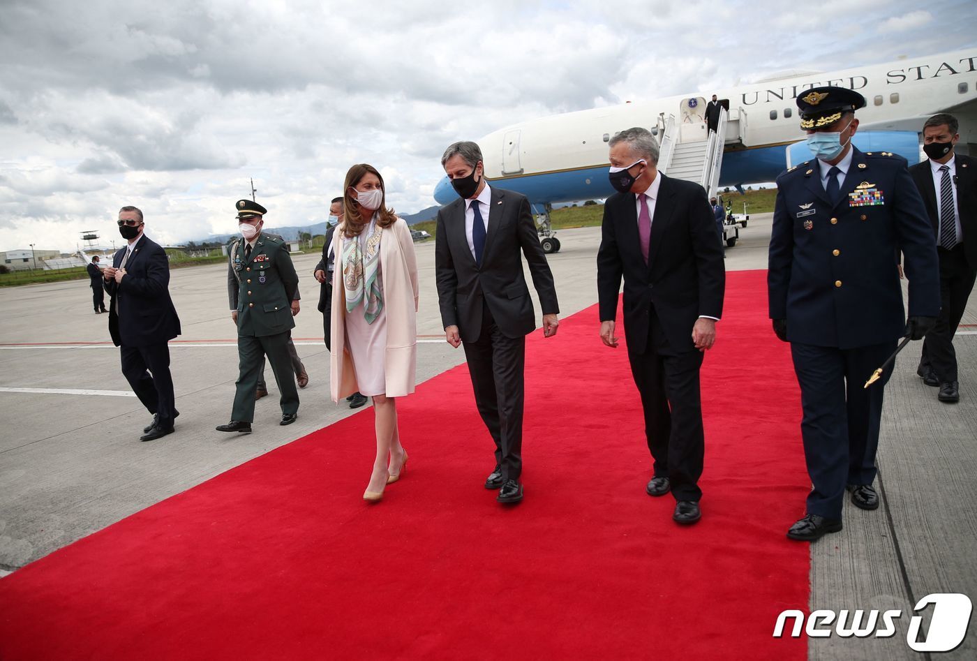 본문 이미지 - 토니 블링컨 미국 국무장관이 20일&#40;현지시간&#41; 보고타의 CATAM 공군 기지에 도착해 마르타 루시아 라미레스 콜롬비아 부통령 겸 외무장관의 영접을 받고 있다. ⓒ AFP=뉴스1 ⓒ News1 우동명 기자