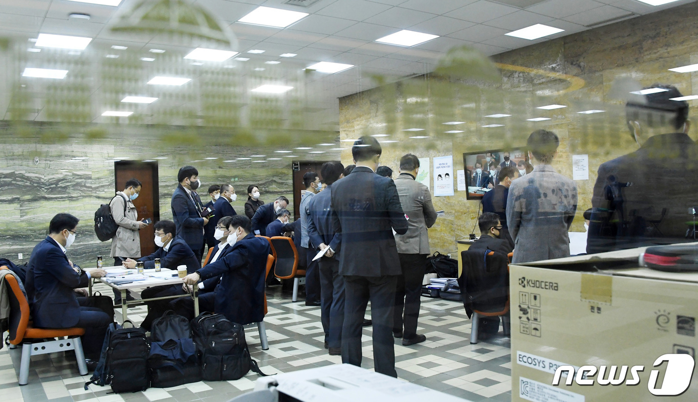 (서울=뉴스1) 구윤성 기자 = 2021년 국정감사 종료일인 21일 국회 의사당에서 12개 상임위원회 별로 종합감사가 진행되는 동안 지원나온 부처 공무원들이 회의장 밖에서 대기하고 …