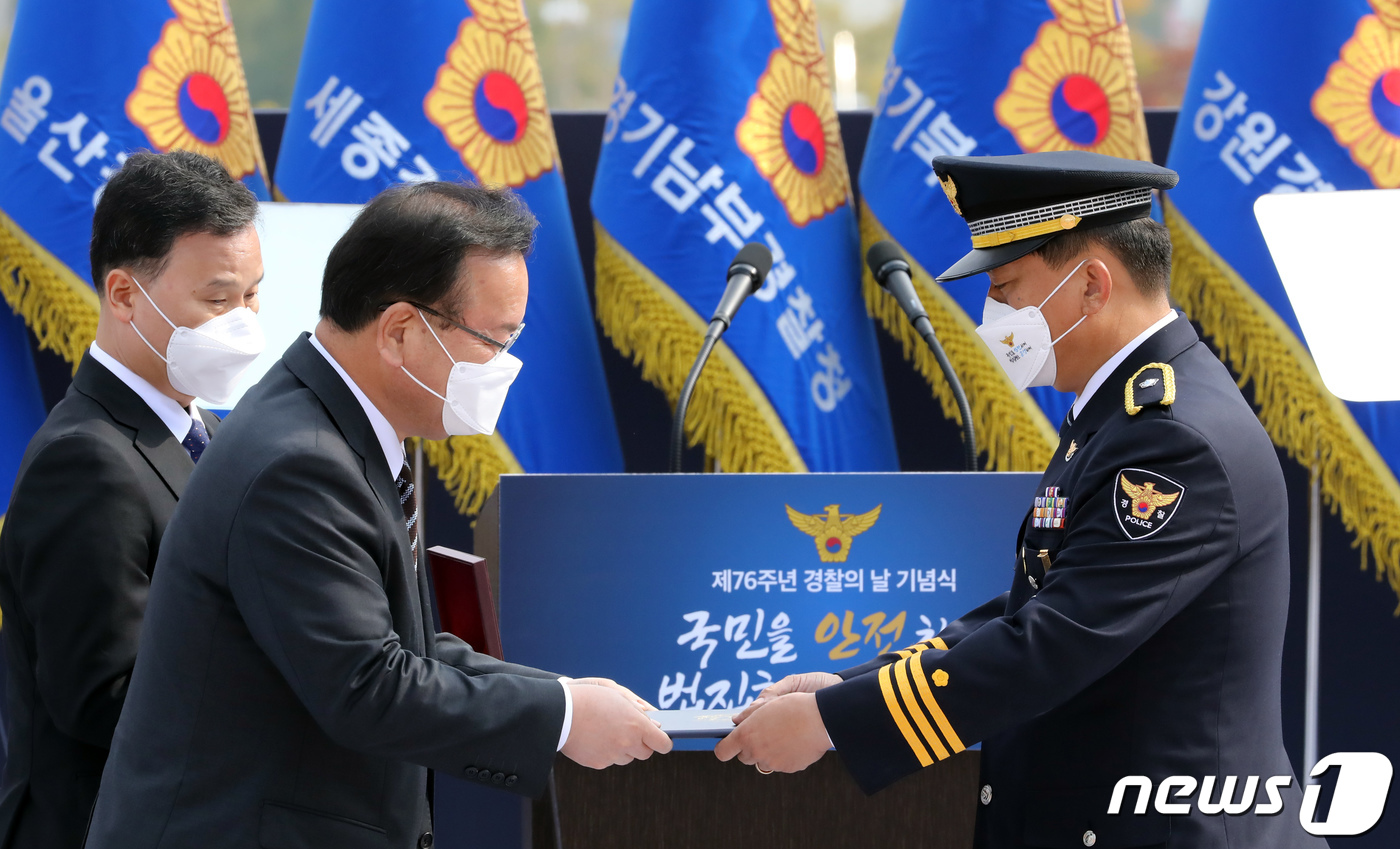 (아산=뉴스1) 장수영 기자 = 김부겸 국무총리가 21일 충남 아산시 경찰수사연수원에서 열린 경찰의날 기념식에서 경기남부경찰청 과학수사과 조성문 경위에게 옥조근정훈장을 전달하고 있 …