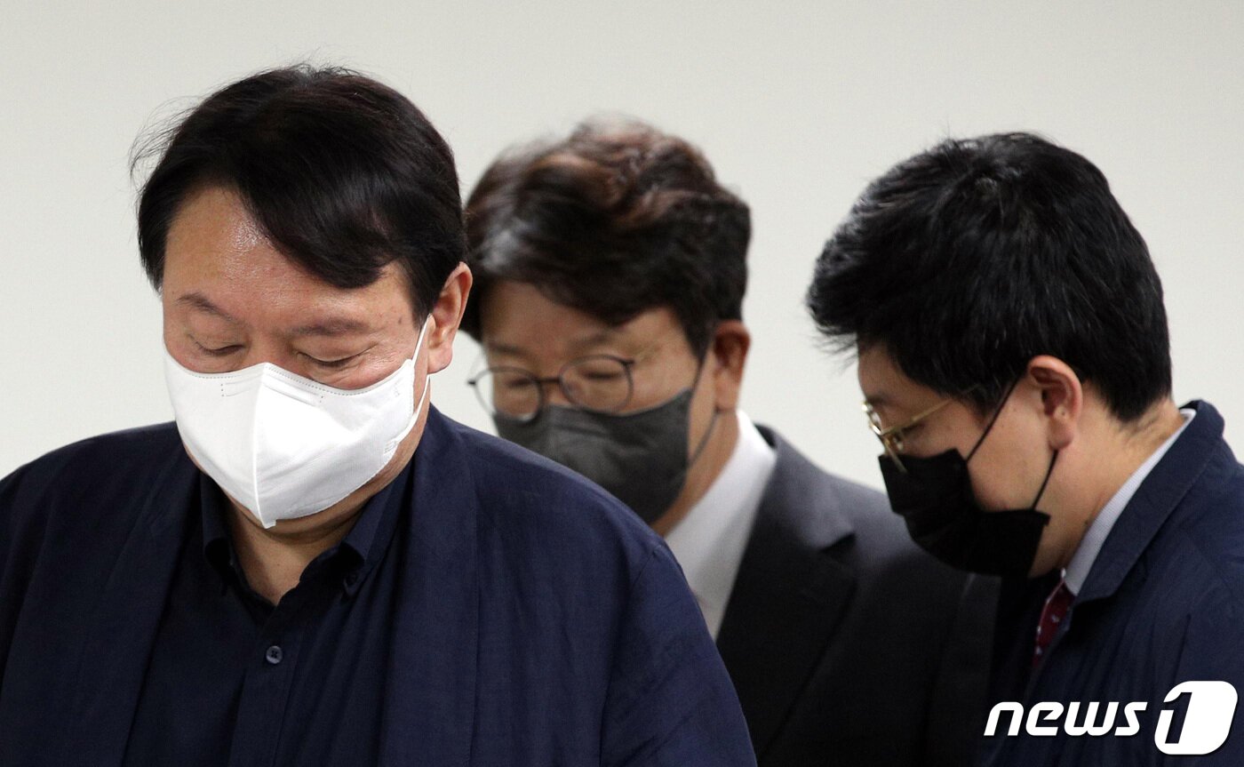 본문 이미지 - 윤석열 국민의힘 대선 예비 후보가 21일 오전 서울 여의도 국민의힘 중앙당사에서 청년정책 공약을 발표하기 위해 권성동 선거대책본부장, 김병민 캠프 대변인과 함께 들어서고 있다. 구윤성 기자