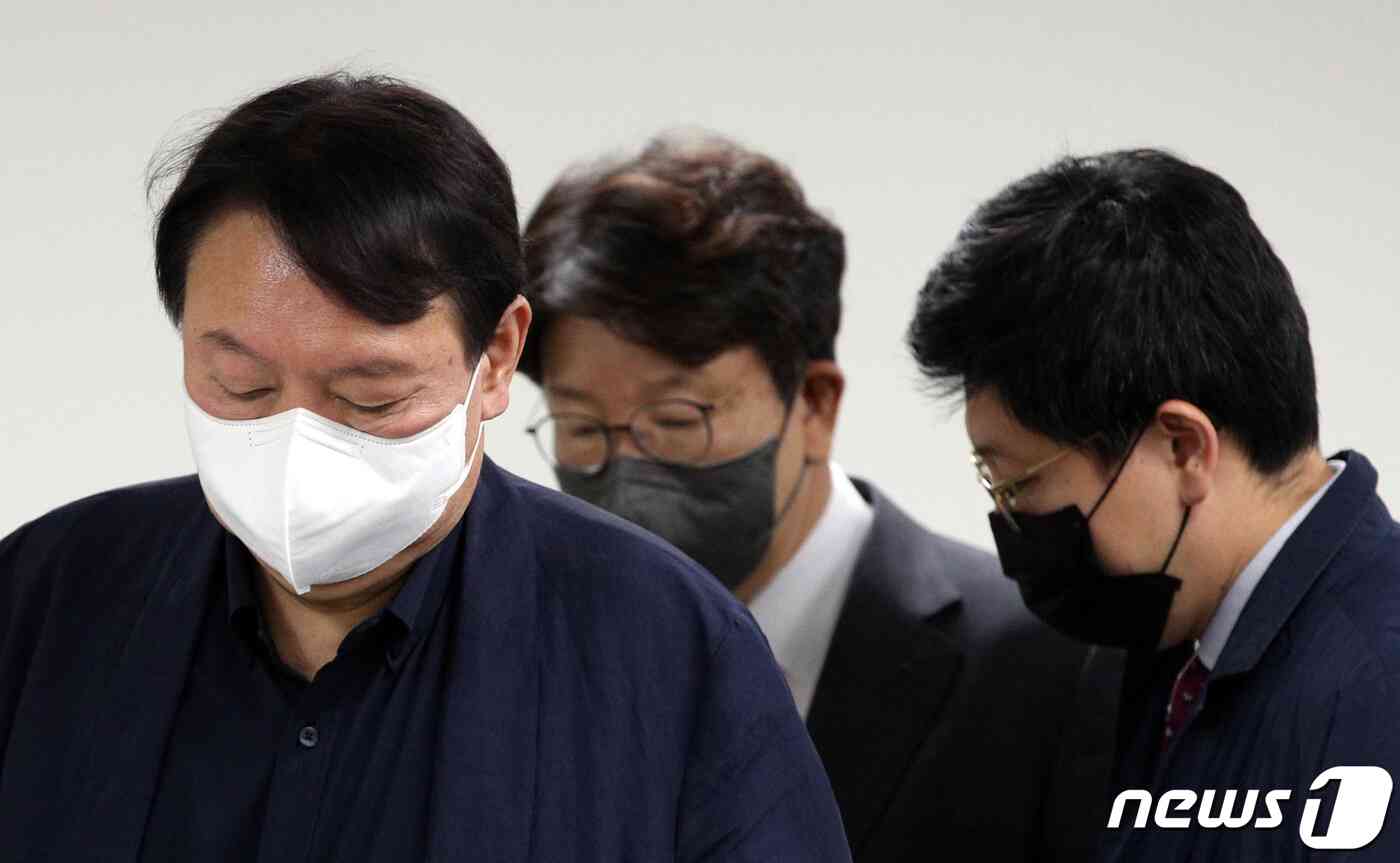 윤석열 국민의힘 대선 예비 후보가 21일 오전 서울 여의도 국민의힘 중앙당사에서 청년정책 공약을 발표하기 위해 권성동 선거대책본부장, 김병민 캠프 대변인과 함께 들어서고 있다. 구윤성 기자