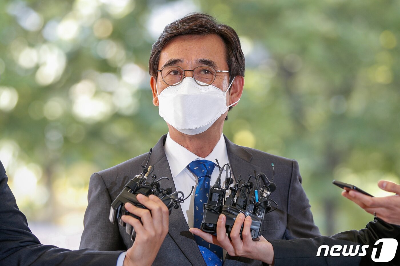 본문 이미지 - 한동훈 검사장의 명예를 훼손한 혐의로 기소된 유시민 전 노무현재단 이사장이 21일 오후 서울 마포구 서부지방법원에서 열린 첫 공판에 출석하며 취재진 질의에 답하고 있다. 2021.10.21/뉴스1 ⓒ News1 안은나 기자