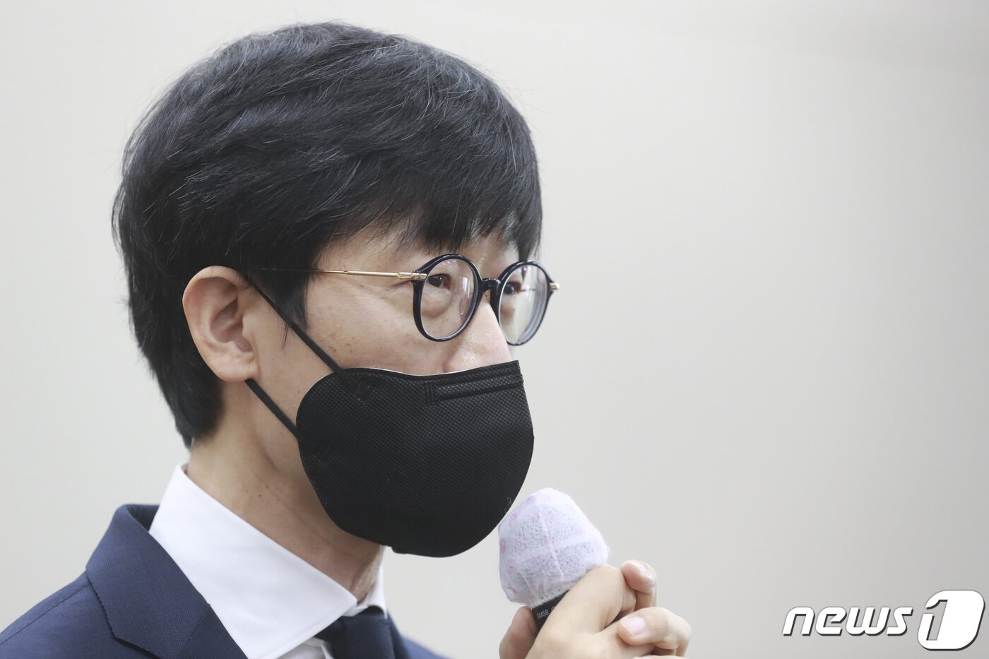 본문 이미지 - 이해진 네이버 글로벌투자책임자가 21일 서울 여의도 국회에서 열린 과학기술정보방송통신위원회의 방송통신위원회 등에 대한 국정감사에서 증인으로 출석해 의원의 질의에 답하고 있다. 2021.10.21/뉴스1 ⓒ News1 구윤성 기자