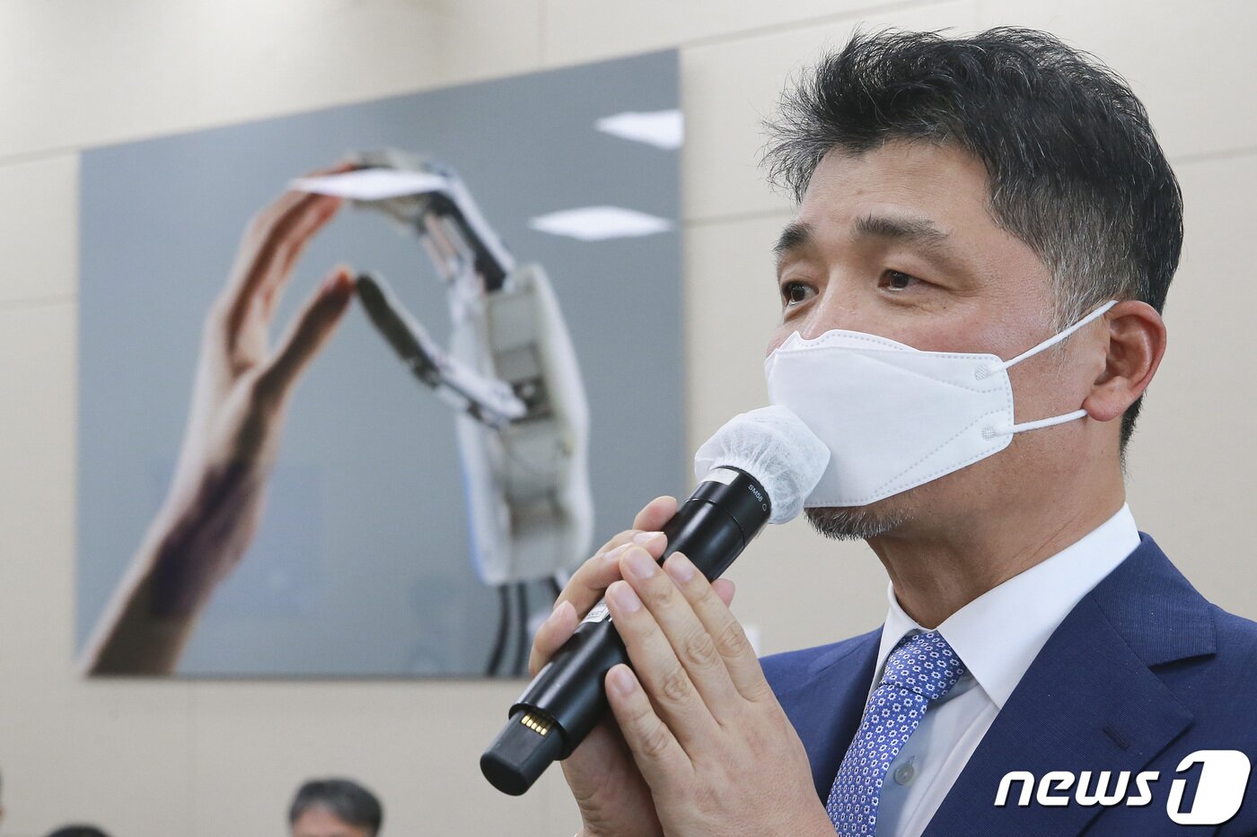 본문 이미지 - 김범수 카카오 의장이 21일 서울 여의도 국회에서 열린 과학기술정보방송통신위원회의 방송통신위원회 등에 대한 국정감사에서 증인으로 출석해 의원의 질의에 답하고 있다. 2021.10.21/뉴스1 ⓒ News1 구윤성 기자