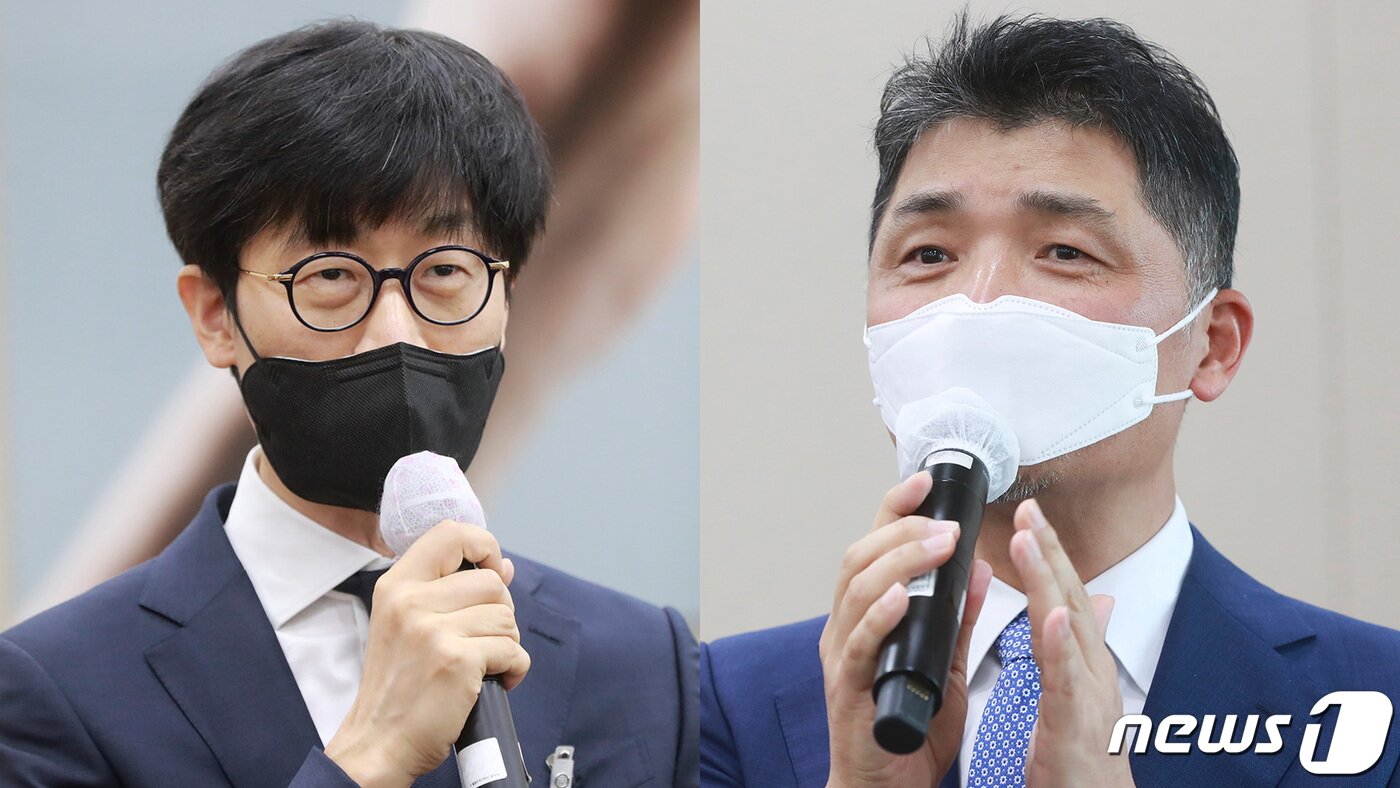 본문 이미지 - (왼쪽부터) 이해진 네이버 글로벌투자책임자(GIO)와 김범수 카카오 의장이 21일 서울 여의도 국회에서 열린 과학기술정보방송통신위원회의 방송통신위원회 등에 대한 국정감사에서 증인으로 출석해 의원의 질의에 답하고 있다. 2021.10.21/뉴스1