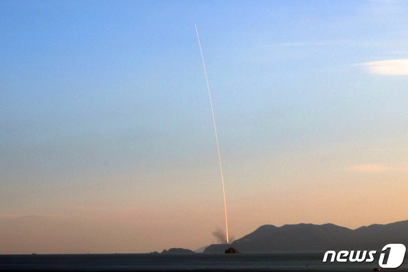 본문 이미지 - '한국형 발사체' 누리호가 21일 오후 전남 고흥군 나로우주센터에서 발사되고 있다. 1.5t급 실용위성을 지구저궤도(600~800km)에 투입하기 위해 만들어진 누리호는 길이 47.2m에 200톤 규모로, 엔진 설계와 제작, 시험과 발사 운용까지 모두 국내 기술로 완성됐다. (레이어 합성) 조태형 기자