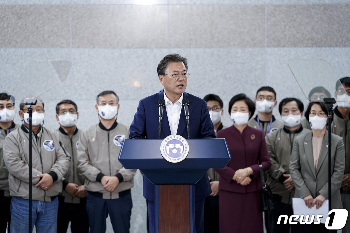 본문 이미지 - 문재인 대통령이 21일 오후 전남 고흥 나로우주센터에서 한국형 발사체 '누리호(KSLV-II)' 발사 참관을 마치고 대국민 메시지를 발표하고 있다.  2021.10.21/뉴스1 ⓒ News1 이광호 기자