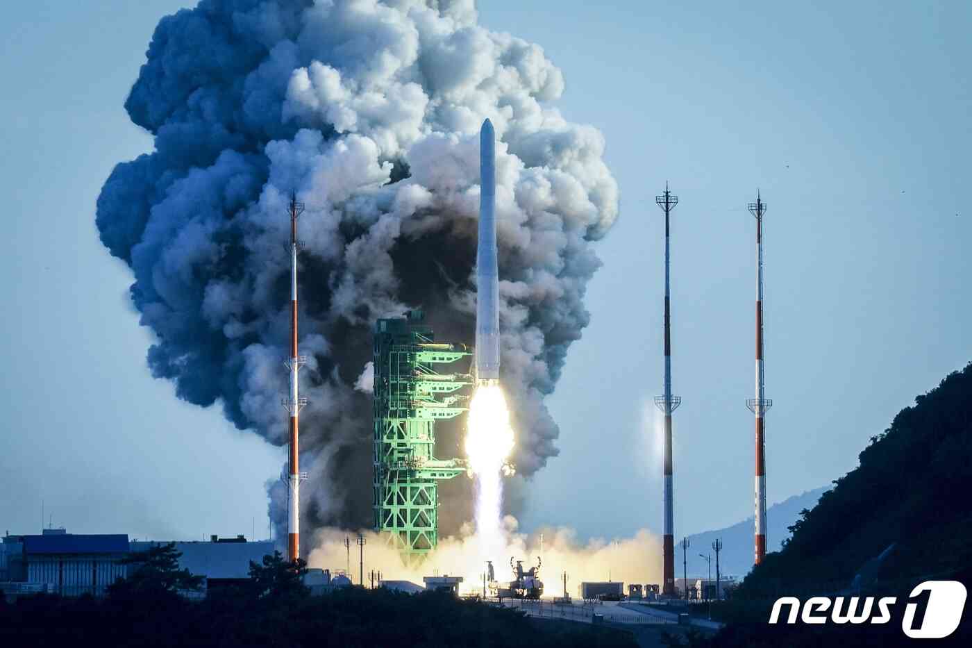 21일 오후 전남 고흥 나로우주센터에서 한국형 발사체 '누리호(KSLV-II)'가 발사되고 있다. 1.5t급 실용위성을 지구저궤도(600~800km)에 투입하기 위해 만들어진 누리호는 길이 47.2m에 200톤 규모로, 엔진 설계와 제작, 시험과 발사 운용까지 모두 국내 기술로 완성됐다. 이광호 기자
