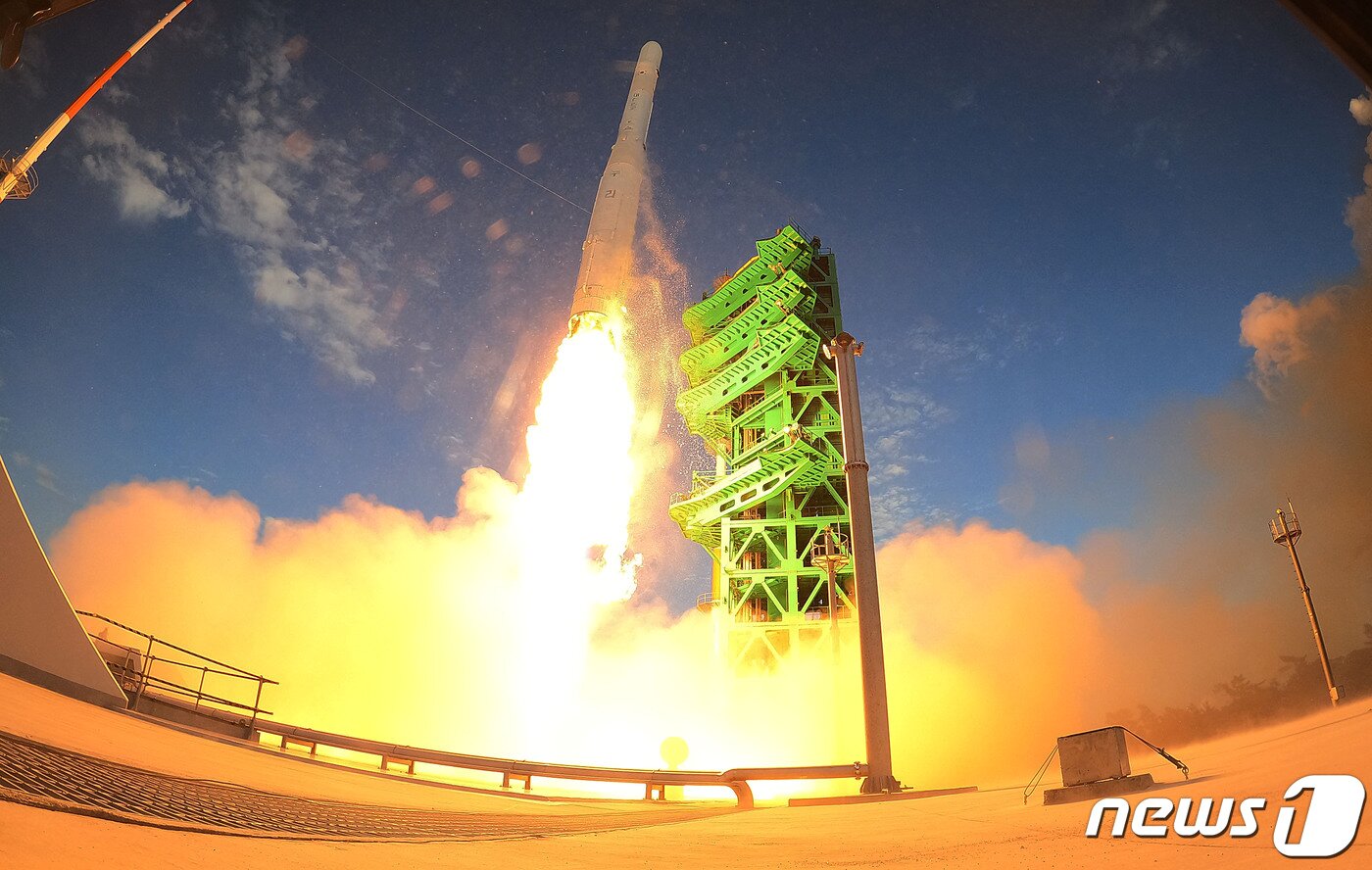 본문 이미지 - 한국형 발사체 누리호(KSLV-ll)가 21일 고흥군 나로우주센터 제2발사대에서 화염을 내뿜으며 힘차게 날아오르고 있다. 누리호는 1.5t급 실용위성을 지구저궤도(600~800km)에 투입하기 위해 만들어진 3단 발사체이며 엔진 설계에서부터 제작, 시험, 발사 운용까지 모두 국내 기술로 완성한 최초의 국산 발사체다. 사진공동취재단