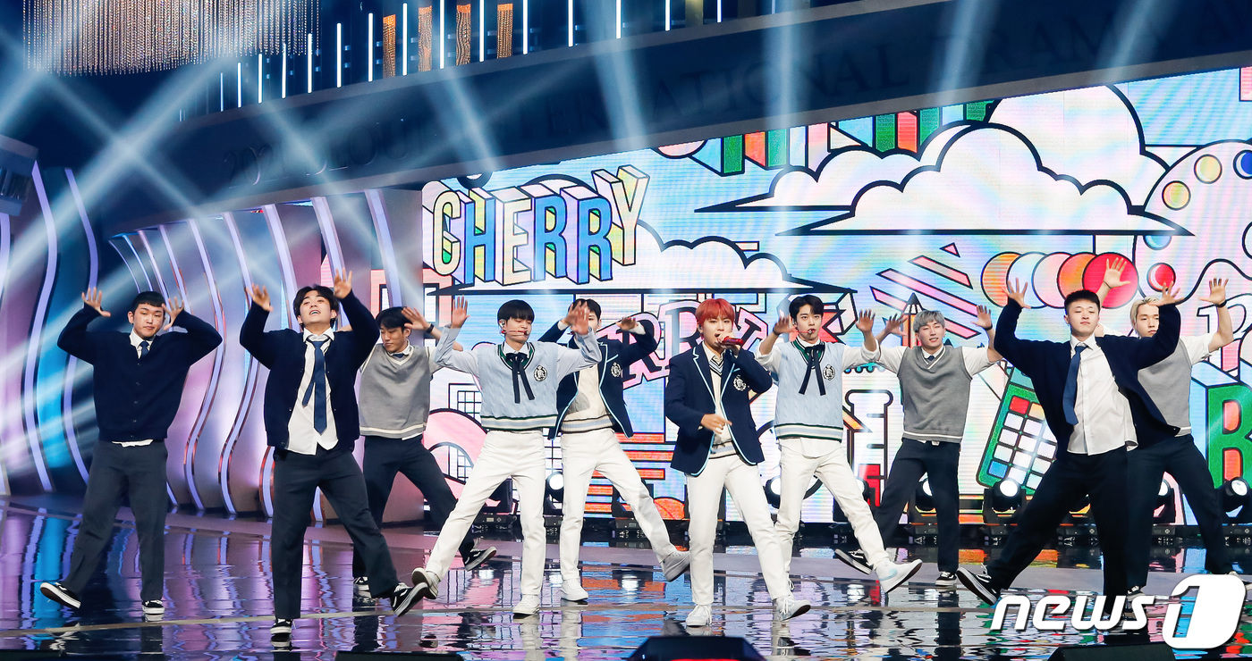 (서울=뉴스1) = 에이비식스가 21일 오후 서울 마포구 상암 MBC 공개홀에서 열린 '서울드라마어워즈 2021'에 참석해 화려한 공연을 선보이고 있다. (서울드라마어워즈 제공) …