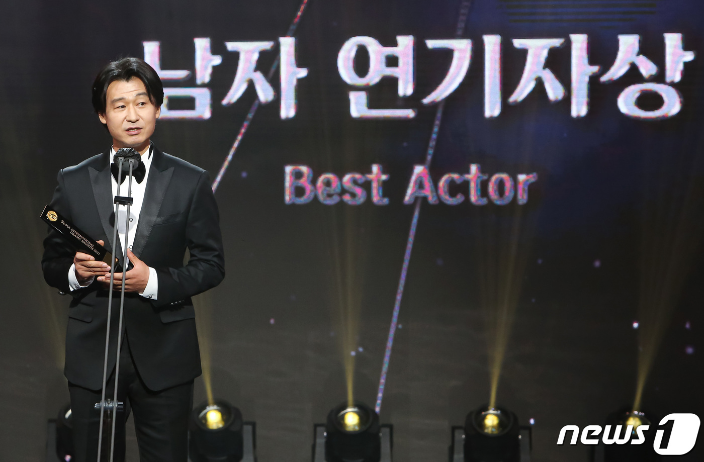 (서울=뉴스1) = 배우 박혁권이 21일 오후 서울 마포구 상암 MBC 공개홀에서 열린 '서울드라마어워즈 2021'에 참석해 남자 연기자상을 수상한 뒤 소감을 말하고 있다. (서울 …