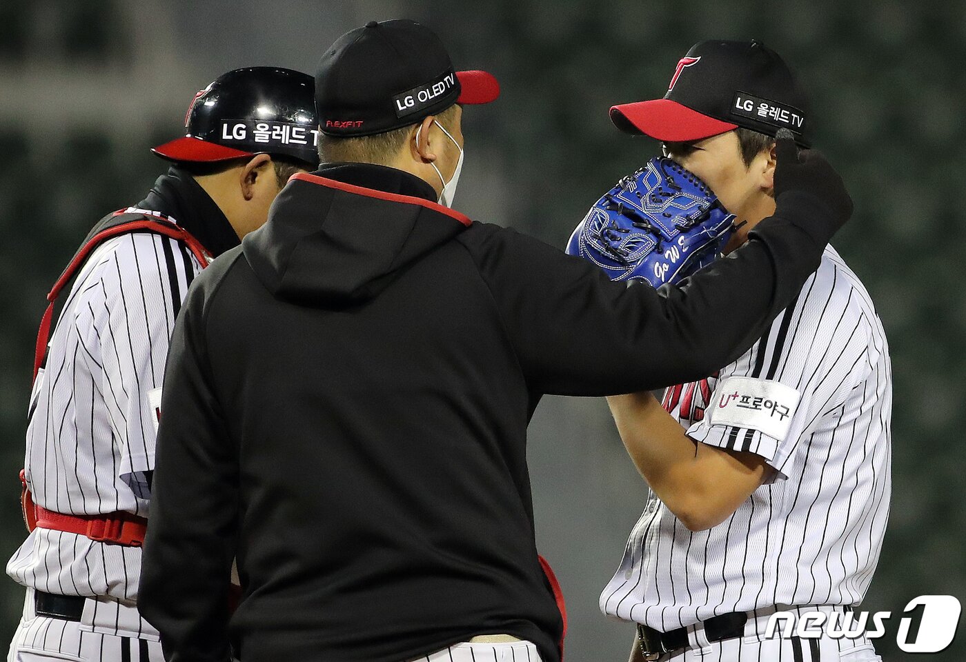 본문 이미지 - 21일 오후 서울 잠실야구장에서 열린 '프로야구 2021 신한은행 SOL KBO리그' 키움히어로즈와 LG트윈스의 경기 LG 마무리 고우석이 9회초 2사 1루에서 키움 김혜성에게 볼넷을 허용한 후 마운드에 올라온 경헌호 투수코치와 대화를 나누고 있다. 2021.10.21/뉴스1 ⓒ News1 김진환 기자