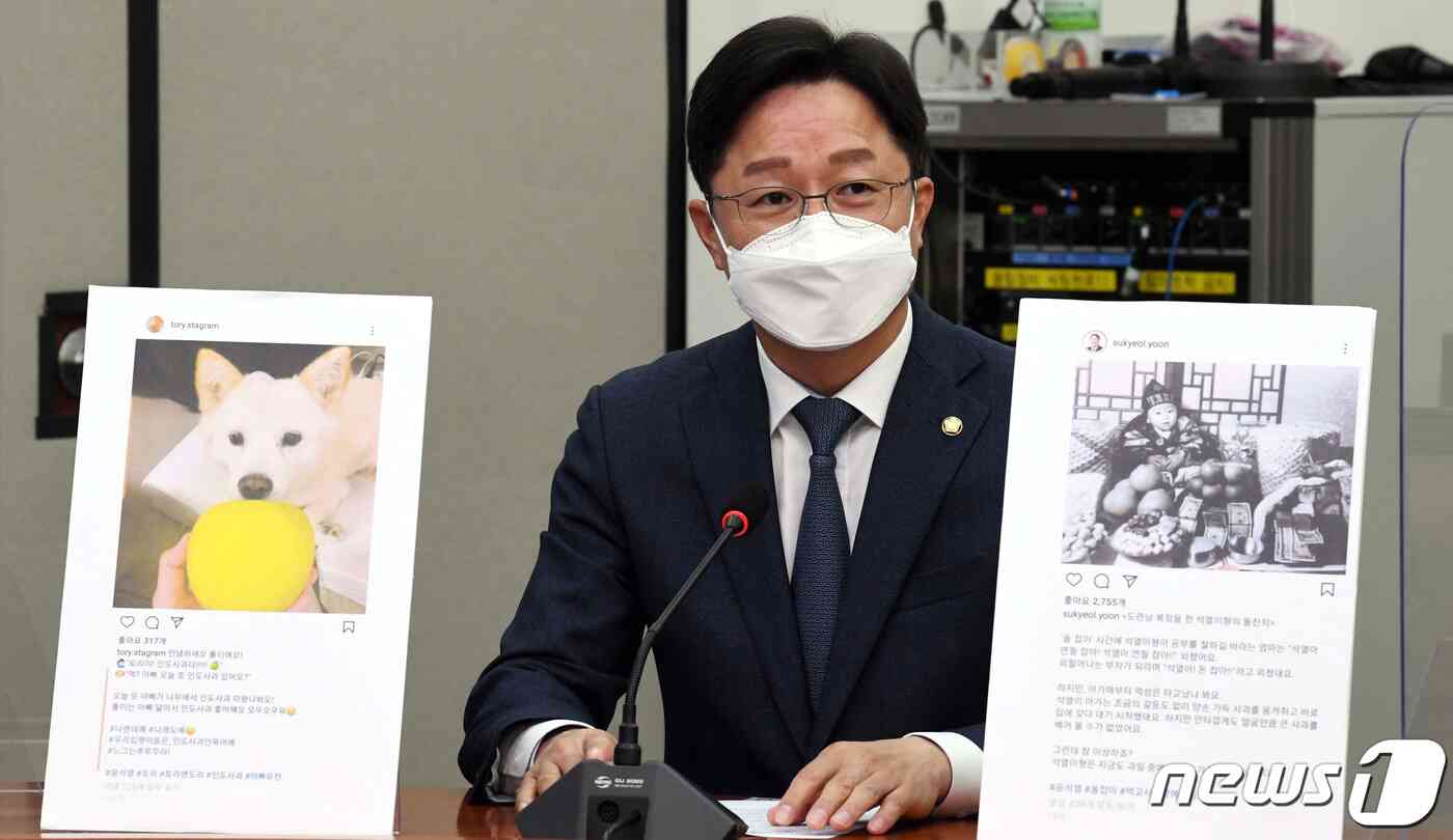 강병원 더불어민주당 최고위원이 22일 서울 여의도 국회에서 열린 최고위원회의에서 윤석열 국민의힘 대선 예비후보의 '전두환 옹호 사과' 관련 발언을 하고 있다. 구윤성 기자