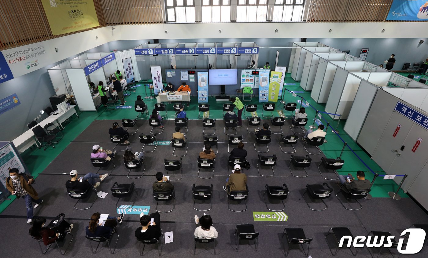 본문 이미지 - 22일 오전 서울 서대문구 북아현문화체육센터에 마련된 신종 코로나바이러스 감염증(코로나19) 백신 예방접종센터에서 시민들이 백신접종을 마친 후 이상반응을 관찰하고 있다. 2021.10.22/뉴스1 ⓒ News1 오대일 기자